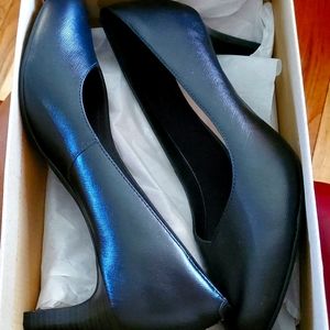 Clark's women's sz 12 black pumps